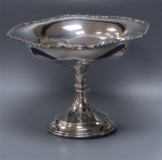 A George V silver tazza, London, 1927, height 15cm.